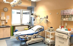 Sala porodowa oddziału położniczego w szpitalu Salve