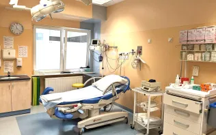 Sala porodowa oddziału położniczego w szpitalu Salve