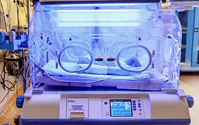Noworodek w inkubatorze na oddziale neonatologicznym szpitala Salve