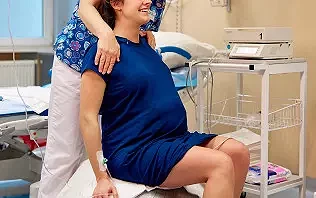 Kobieta wykonująca ćwiczenia uroginekologiczne na oddziale położniczym w Salve