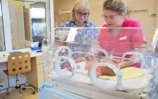 Położne opiekujące się noworodkiem na oddziale neonatologii szpitala Salve