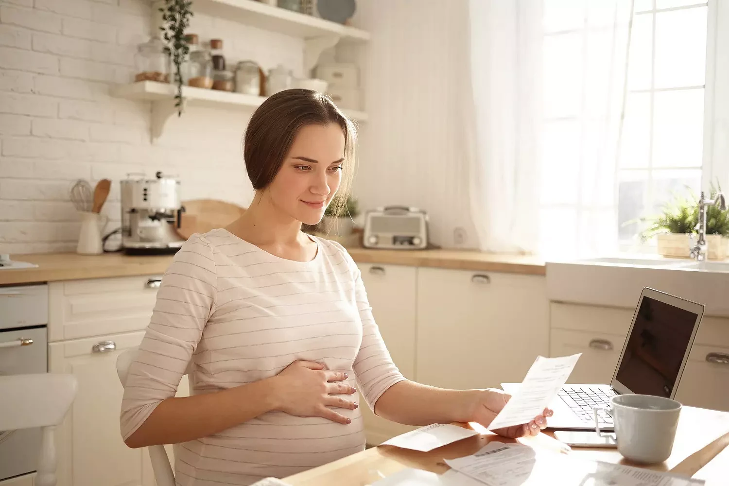 Kobieta-w-ciąży-czytająca-dokumenty-Salve.webp [53.50 KB]