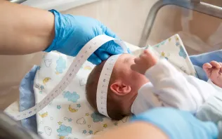 Mierzenie obwodu głowy noworodka na oddziale położniczym w szpitalu Salve