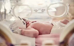 Noworodek w inkubatorze na oddziale neonatologicznym w Salve
