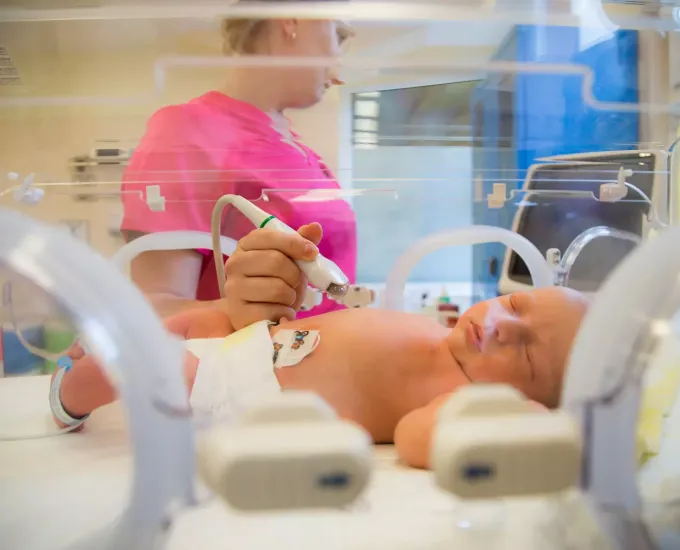 Doktor robiąca USG noworodkowi na oddziale neonatologii szpitala Salve