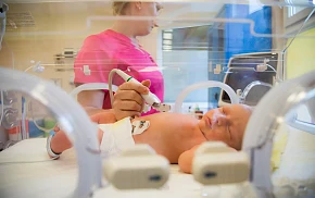 Doktor robiąca USG noworodkowi na oddziale neonatologii szpitala Salve
