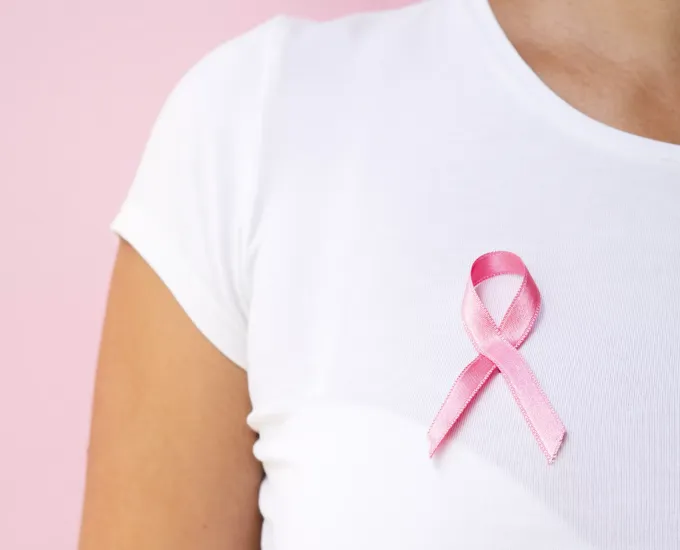 Kobieta z wstążką onkologiczną na piersi - aktualności Salve