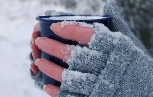 Odmrożone ręce trzymające gorący napój - Salve aktualności