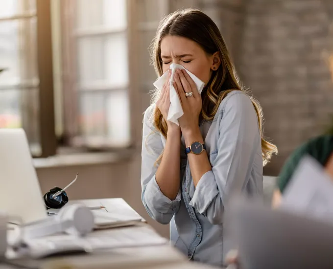 Kobieta kichająca przez alergię - Salve aktualności