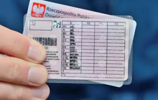 Mężczyzna pokazują swoje przedłużone prawo jazdy - Salve aktualności