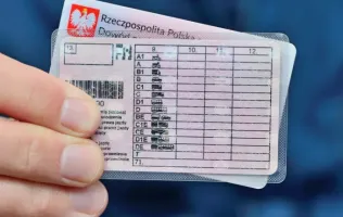 Mężczyzna pokazują swoje przedłużone prawo jazdy - Salve aktualności