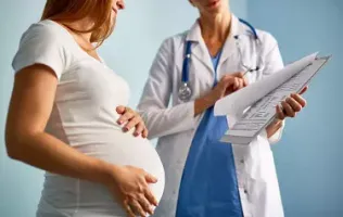 Kobieta w ciąży rozmawiająca z neonatologiem Salve - aktualności