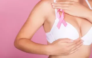 Kobieta ze wstążką onkologiczną na piersi - Salve aktualności