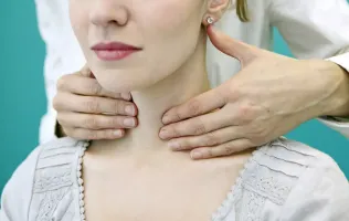 Kobieta na badaniu w kierunku raka tarczycy - Salve aktualności