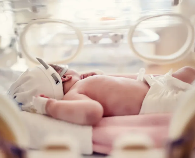 salve-noworodek-w-inkubatorze.webp