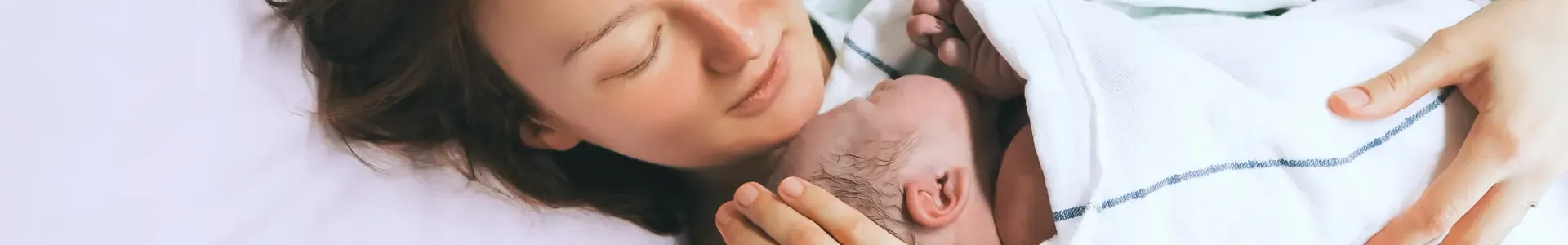 Kobieta trzymająca noworodka na oddziale położniczym Salve