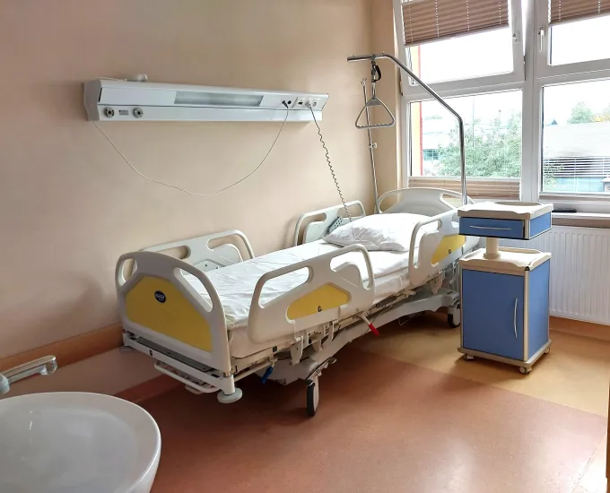Łóżko na sali pozabiegowej w szpitalu Salve