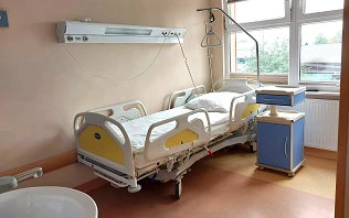 Łóżko na sali pozabiegowej w szpitalu Salve