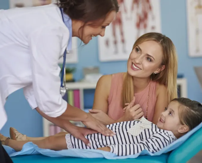 Dziecko na badaniu u pediatry w Salve