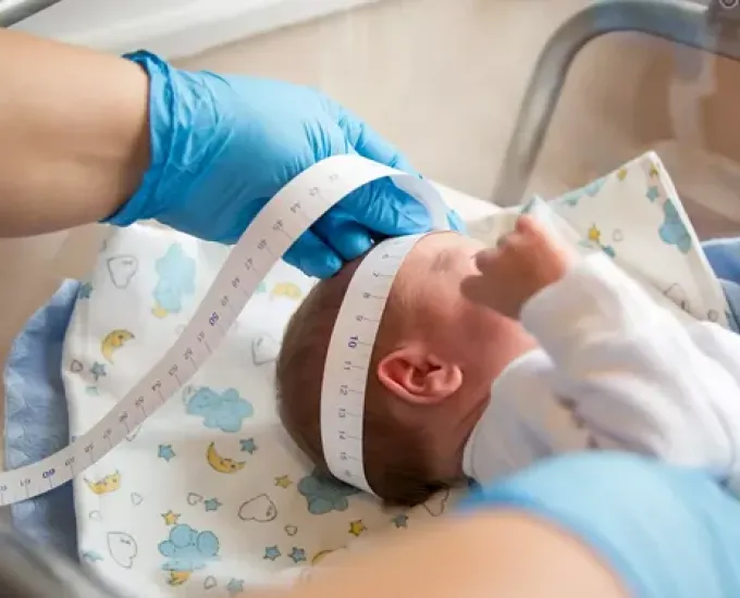 Mierzenie noworodka na oddziale położniczym Salve