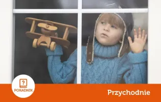 dziecko-z-afazja-wyglada-przez-okno-salve.webp