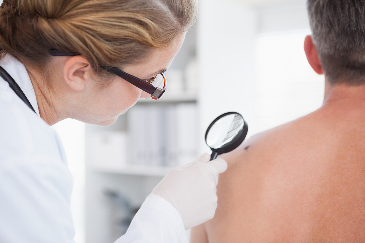 Dermatoskopia - jak wygląda badanie znamion i przeprzyków tresc.jpg [213.53 KB]
