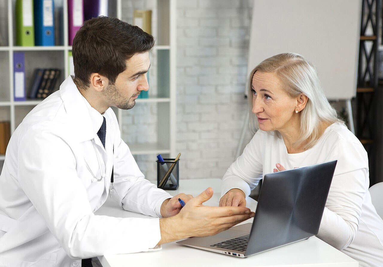 medium-shot-doctor-patient-discussing.jpg [177.30 KB]