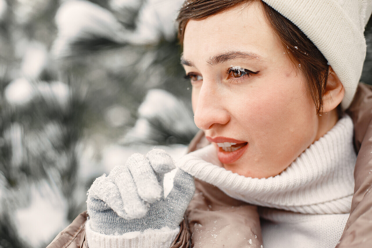 close-up-portrait-woman-brown-jacket-snowy-park.jpg [222.74 KB]