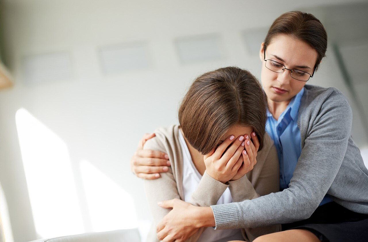 sad-woman-crying-her-therapist.jpg [140.29 KB]