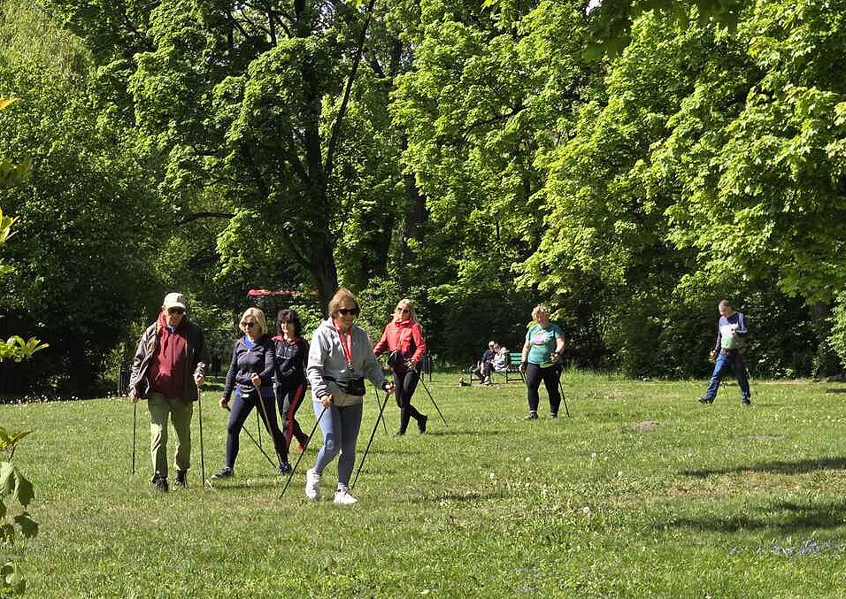 Dlaczego warto uprawiać nordic walking Korzyści dla zdrowia i sylwetki1.jpg [403.77 KB]