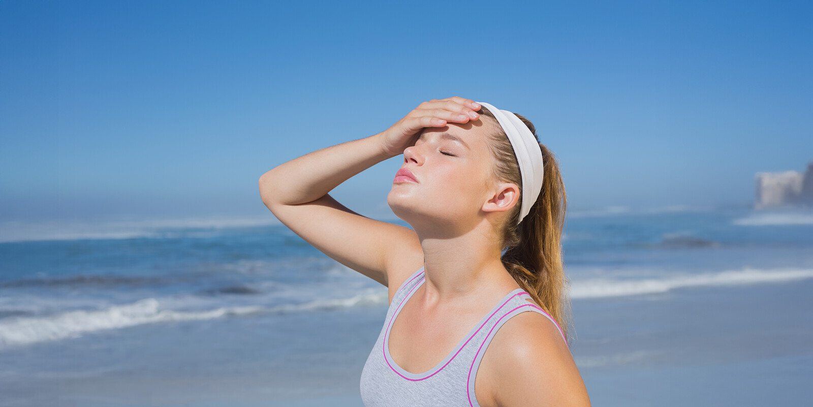 sporty-blonde-standing-beach.jpg [9.85 MB]