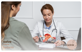 Lekarka tłumacząca na manekinie czym jest endometrium