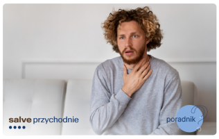 Mężczyzna trzymający się za gardło z powodu chrypki